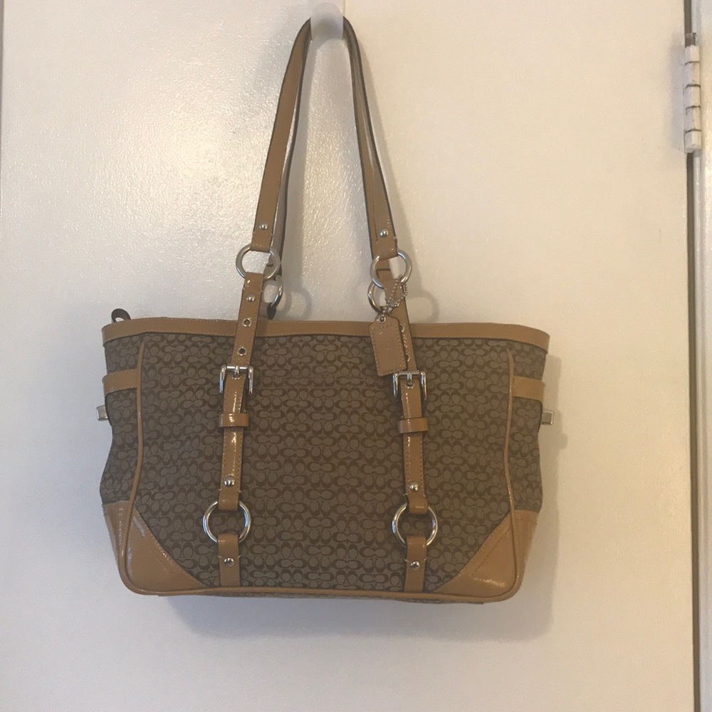 Coach shoulder bag with classic c